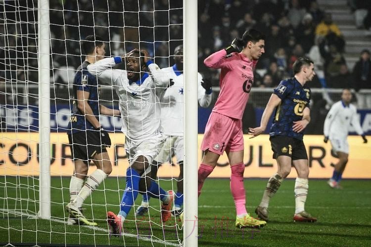 疯狂4-3!法甲6冠王第86分钟绝杀 7黄4红+激烈干架 央视深夜直播 疯狂4-3!法甲6冠王第86分钟绝杀 7黄4红+激烈干架 央视深夜直播